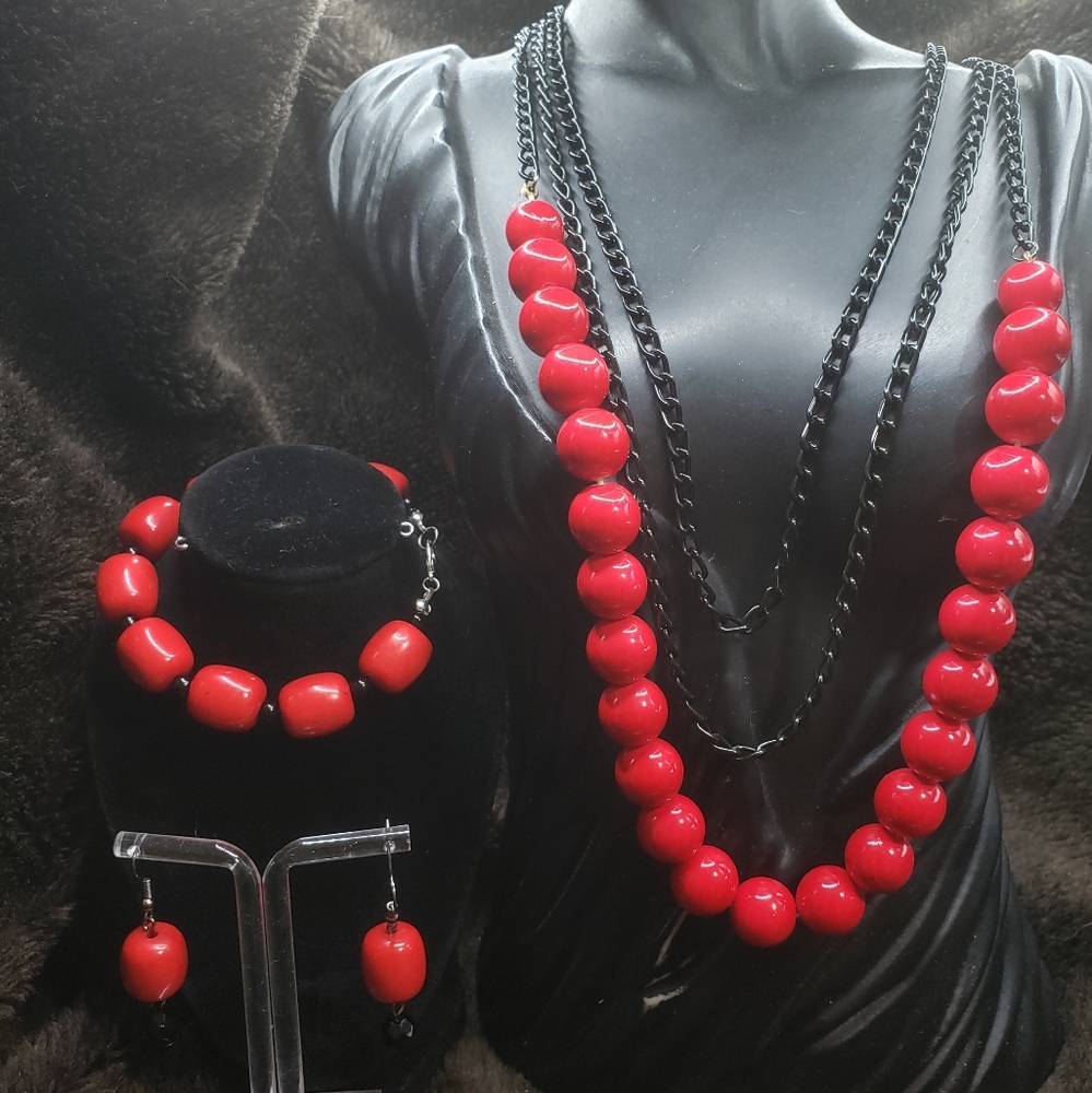 3 pieces necklace, earrings and bracelet in beautiful red and black tone.